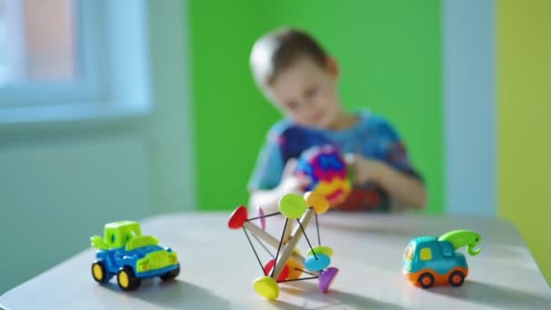 Jocuri Educative Băiatul Mic Joacă Singur Jucărie Mașini Jucărie Strălucitoare — Videoclip de stoc