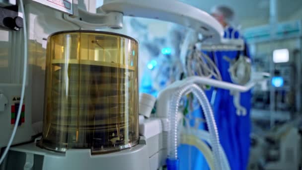 アナステリアマシン換気器 手術室で患者の命を救うための医療機器は 医師の曖昧な背景にあります クローズアップ — ストック動画