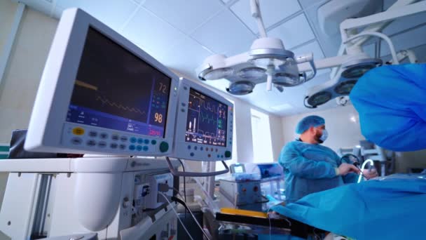 Hedendaagse Apparatuur Operatiekamer Medische Monitoren Achtergrond Van Een Chirurg Die — Stockvideo
