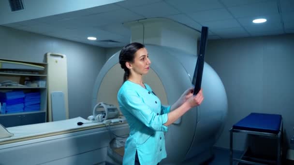 Röntgen Fotoğrafı Olan Kadın Radyolog Hastanede Mri Makinesinin Yanında Dikilirken — Stok video
