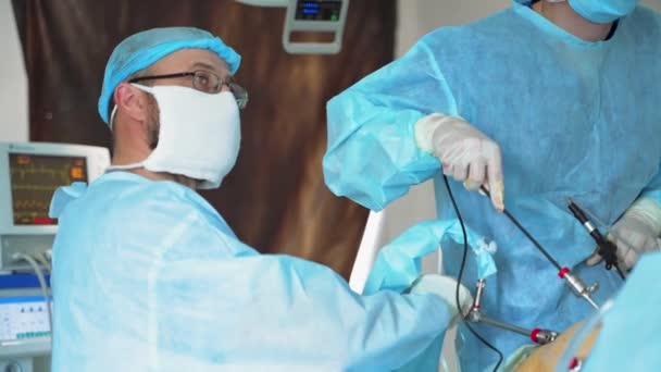 Medische Specialisten Operatiekamer Chirurgen Voeren Een Operatie Uit Met Moderne — Stockvideo