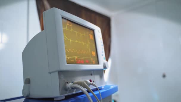 Monitor Cirúrgico Unidade Terapia Intensiva Equipamento Médico Mostrando Batimento Cardíaco — Vídeo de Stock