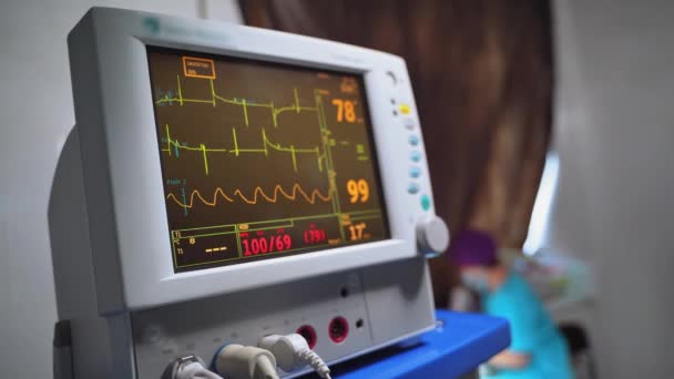 手术室的心率监测器 医院监视器上病人的生命体征 手术期间 病人的心跳在屏幕上 — 图库视频影像