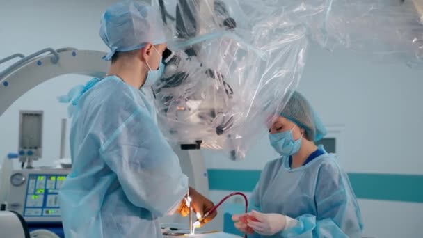 Медицинская Процедура Операционной Хирург Совместно Медсестрой Проводят Нейрохирургию Через Электронный — стоковое видео