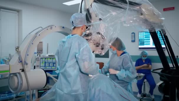 Neurokirurgi Avancerad Klinik Erfarna Läkare Utför Operation Genom Mikroskopet Kvinnlig — Stockvideo