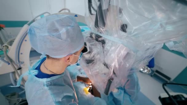 Neurocirurgia Complicada Através Microscópio Médico Profissional Assistente Realizar Uma Cirurgia — Vídeo de Stock