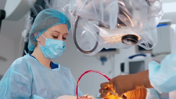 Sjuksköterska Bistår Läkare Operation Porträtt Kvinnlig Assistent Hjälpa Specialist Operationssalen — Stockvideo