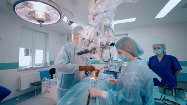 神経外科部の医療チームです 神経外科手術を行う医療ユニフォームの専門家 オペレーティングシアターの最新医療機器 — ストック動画
