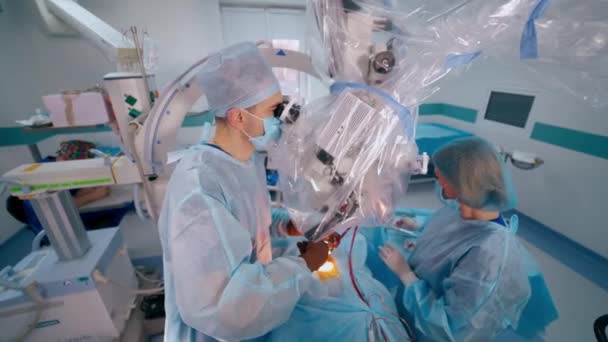 Нейрохирургическое Отделение Врач Работает Стерильными Медицинскими Инструментами Пациенте Операционной Наблюдает — стоковое видео