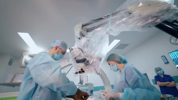 Lékaři Provádějí Mikrochirurgickou Operaci Profesionální Specialista Léčí Pacienta Žena Asistentka — Stock video