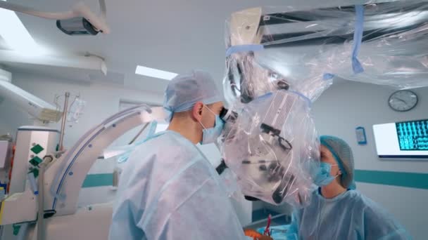 現代演劇における神経外科 プロの医師は顕微鏡を使って手術を行う 神経外科部門について — ストック動画