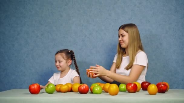 Frau Und Kleines Mädchen Mit Gesundem Obst Glückliche Mutter Und — Stockvideo