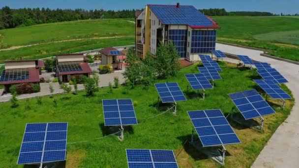 Panele Słoneczne Trawie Nowoczesny Budynek Wśród Przyrody Innowacyjnymi Niebieskimi Ogniwami — Wideo stockowe