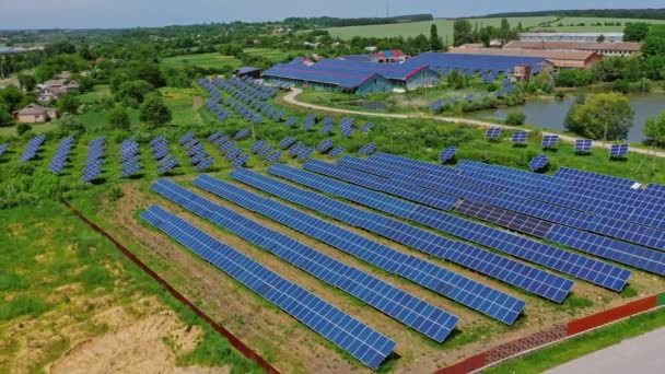 Central Energia Solar Entre Natureza Painéis Fotovoltaicos Campo Telhados Edifícios — Vídeo de Stock