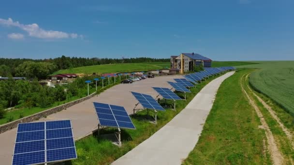 大自然中的未来太阳能电池板 现代复合太阳能电池 从太阳获得清洁能源 可再生能源 — 图库视频影像