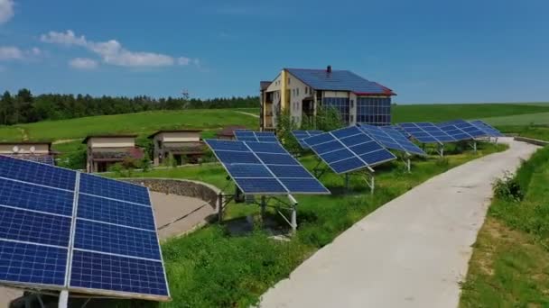 グリーンフィールドのソーラーパネル 家の屋根の上の現代太陽光発電所 ソーラーパネルが発電する 太陽光発電所は代替エネルギーを生成する — ストック動画