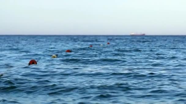Plovoucí Bóje Vodní Hladině Krásné Mořské Pozadí Dech Beroucí Pohled — Stock video