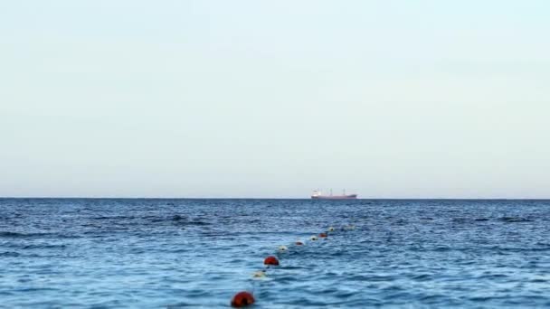 Голубая Морская Вода Зона Купания Море Обозначена Буями Корабль Плывущий — стоковое видео