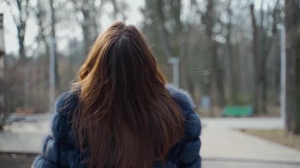 公園でハッピーダークハイレッドガール 冬のコートの若い女性は屋外を歩き プラスチック製のカップで熱い飲み物を飲む スローモーション — ストック動画