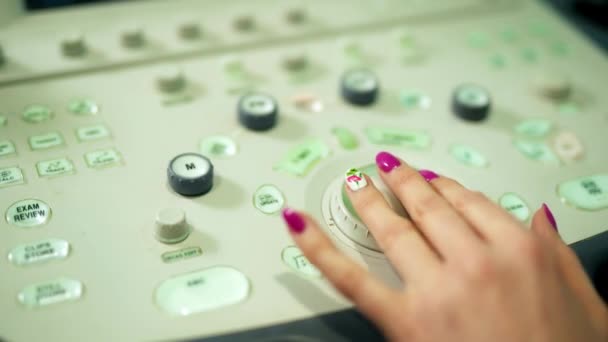 超声波设备 手按回波机上的按钮 女医生用超声波仪器进行医学检查 后续行动 — 图库视频影像