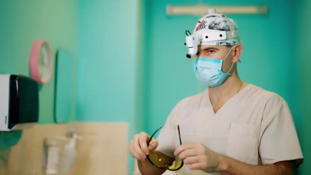 Chirurg Przed Operacją Portret Specjalisty Masce Chirurgicznej Okularach Lekarz Zakłada — Wideo stockowe