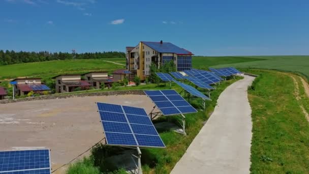 Budova Solárními Panely Přírodě Modré Slunečné Baterie Podél Silnice Fotovoltaické — Stock video