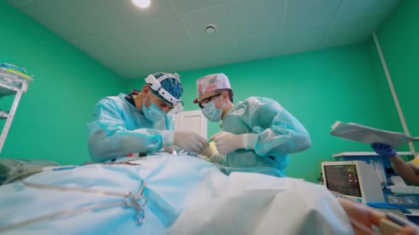 Doktorlar Klinikte Hastanın Hayatını Kurtarıyor Cerrahlar Ameliyathanede Tıbbi Aletlerle Çalışırlar — Stok video