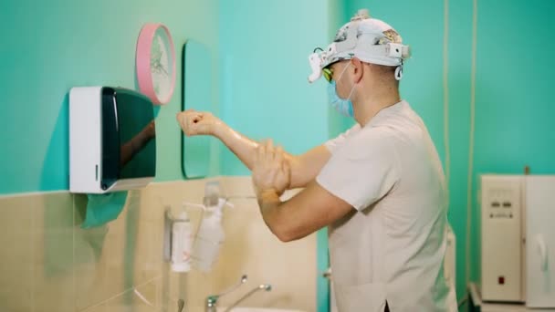 Dokter Wast Handen Chirurg Desinfecteert Wast Zijn Handen Voordat Hij — Stockvideo