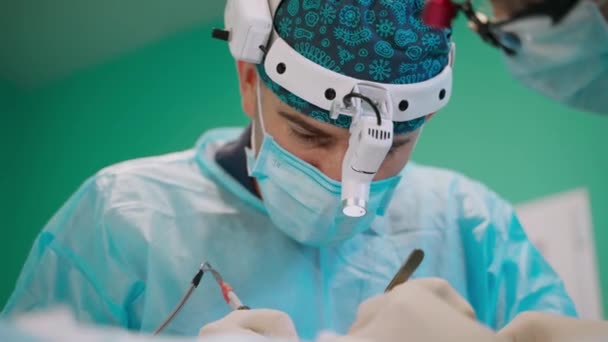 Porträt Eines Mikrochirurgen Arzt Maske Und Spezieller Medizinischer Kleidung Operationssaal — Stockvideo