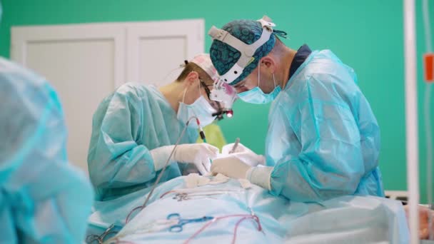 Teatro Operaciones Trabajo Equipo Médicos Que Realizan Una Cirugía Con — Vídeo de stock