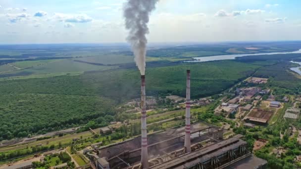 Zona Industrial Plena Naturaleza Tubos Industriales Con Humo Fábrica Metalúrgica — Vídeos de Stock