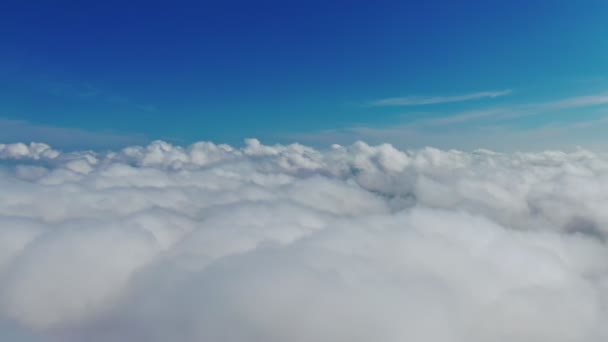 青い空と白い雲の背景 青空の雲の上の素晴らしい映像 空中バックグラウンドで旅行 リアルタイム映像 エアリアルビュー — ストック動画