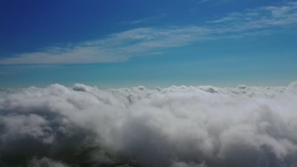 雲の雰囲気について 空に白い雲の上を飛んでいる 柔らかい雲の美しい背景がゆっくりと動いています エアリアルビュー — ストック動画