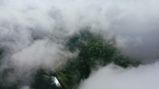 Lekkie Chmury Poruszające Się Niebie Widok Miasta Powietrza Przez Białe — Wideo stockowe