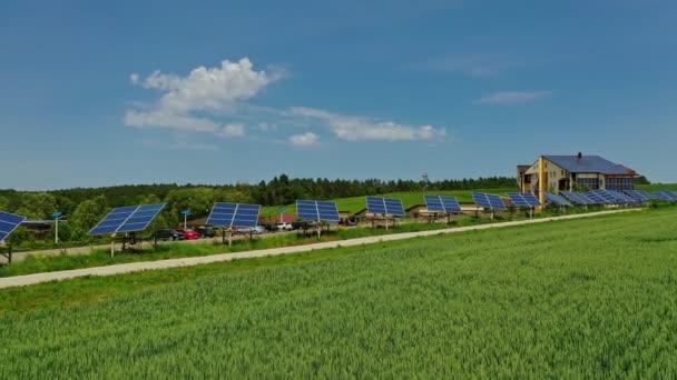 グリーンフィールドのサニー電池 田舎の道路に沿ったソーラーパネル クリーンエネルギーの再生可能エネルギー — ストック動画