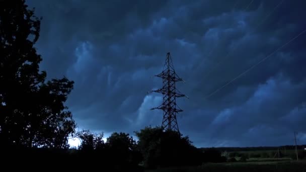 Clima Tormentoso Naturaleza Nubes Oscuras Moviéndose Cielo Sobre Torre Electricidad — Vídeos de Stock