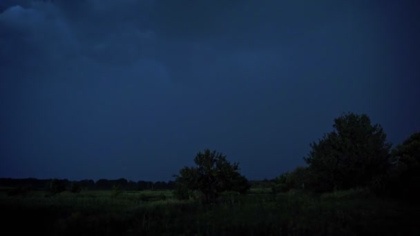 Blixtnedslag Mörk Himmel Stormigt Väder Naturlandskapet Panoramautsikt Över Natthimlen Med — Stockvideo