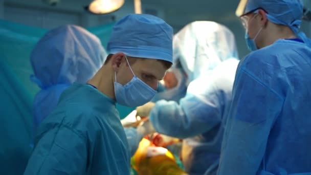 Orvosi Specialisták Műtőben Beteg Műtőasztalon Kék Egyenruhás Orvosok Csapata Műtétet — Stock videók