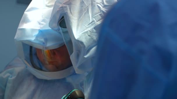 Trabajadores Médicos Con Trajes Seguridad Los Cirujanos Con Uniforme Protección — Vídeo de stock