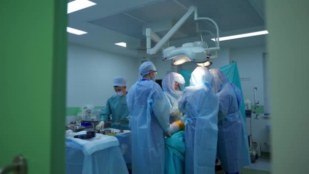Grupp Kirurger Operationen Läkare Säkerhetsuniform Utför Operation Det Moderna Operationssalen — Stockvideo