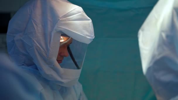 Specjaliści Kombinezonie Ochronnym Lekarze Wykonują Operacje Szpitalu Chirurg Mundurze Bezpieczeństwa — Wideo stockowe