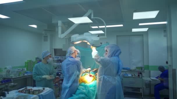 Chirurgie Bloc Opératoire Une Équipe Médecins Spécialistes Uniforme Protection Effectue — Video