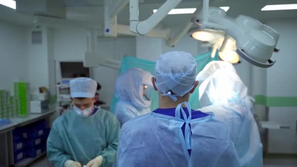 Ameliyathanede Doktorların Takım Çalışması Mavi Üniformalı Bir Grup Tıp Çalışanı — Stok video