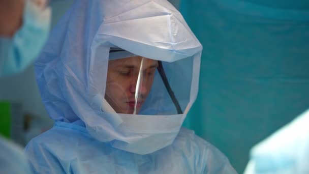 Portret Lekarza Masce Ochronnej Chirurdzy Wykonują Operację Szpitalu Profesjonalny Specjalista — Wideo stockowe
