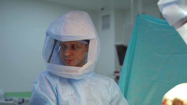 Poważny Lekarz Mundurze Ochronnym Chirurg Podczas Operacji Oddziale Intensywnej Terapii — Wideo stockowe