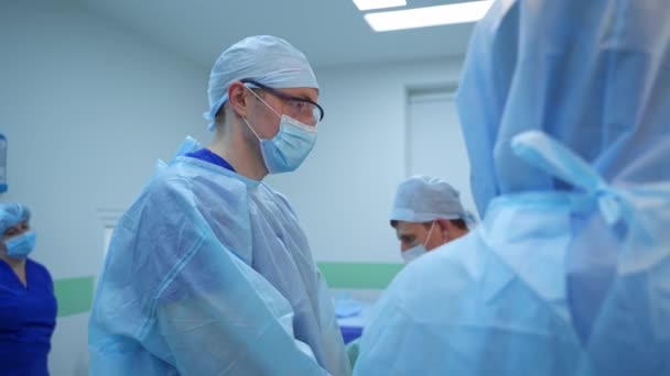 Läkare Medicinsk Uniform Manlig Narkosläkare Kontrollerar Operationsarbetet Operationssalen Grupp Kirurger — Stockvideo