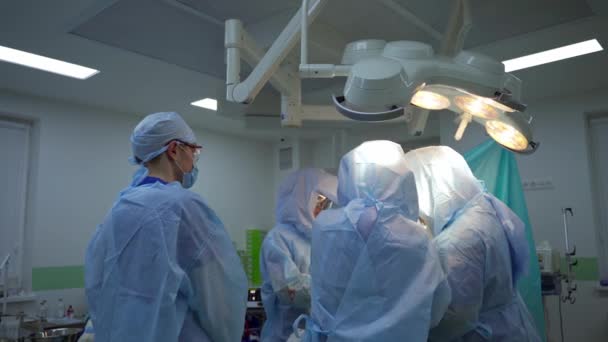 Surgery Group Specialists Team Professional Surgeons Safety Suits Conduct Operation — Stock Video