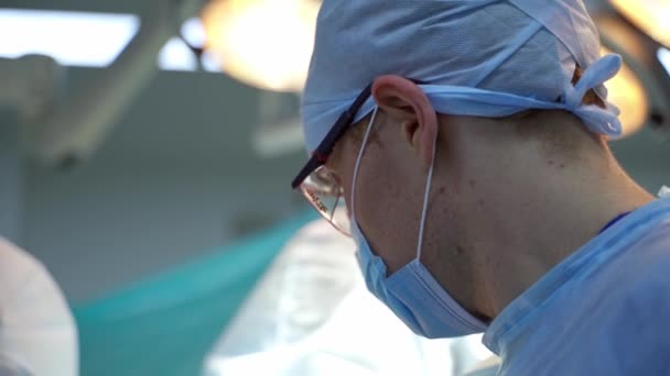 Profilový Pohled Lékaře Tvář Lékařského Specialisty Modré Uniformě Brýlích Během — Stock video