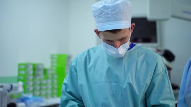 Manlig Kirurg Operationssalen Professionell Läkare Medicinsk Mask Och Uniform Som — Stockvideo