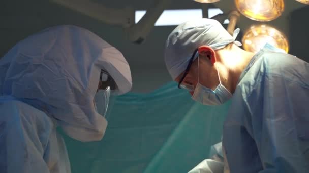 Chirurdzy Mundurach Ochronnych Specjaliści Wykonują Operację Sali Operacyjnej Pojęcie Chirurgiczne — Wideo stockowe